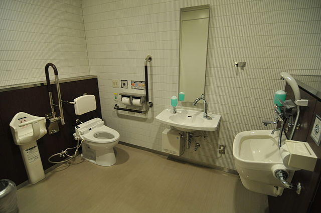 640px-成城コルティ多目的トイレ